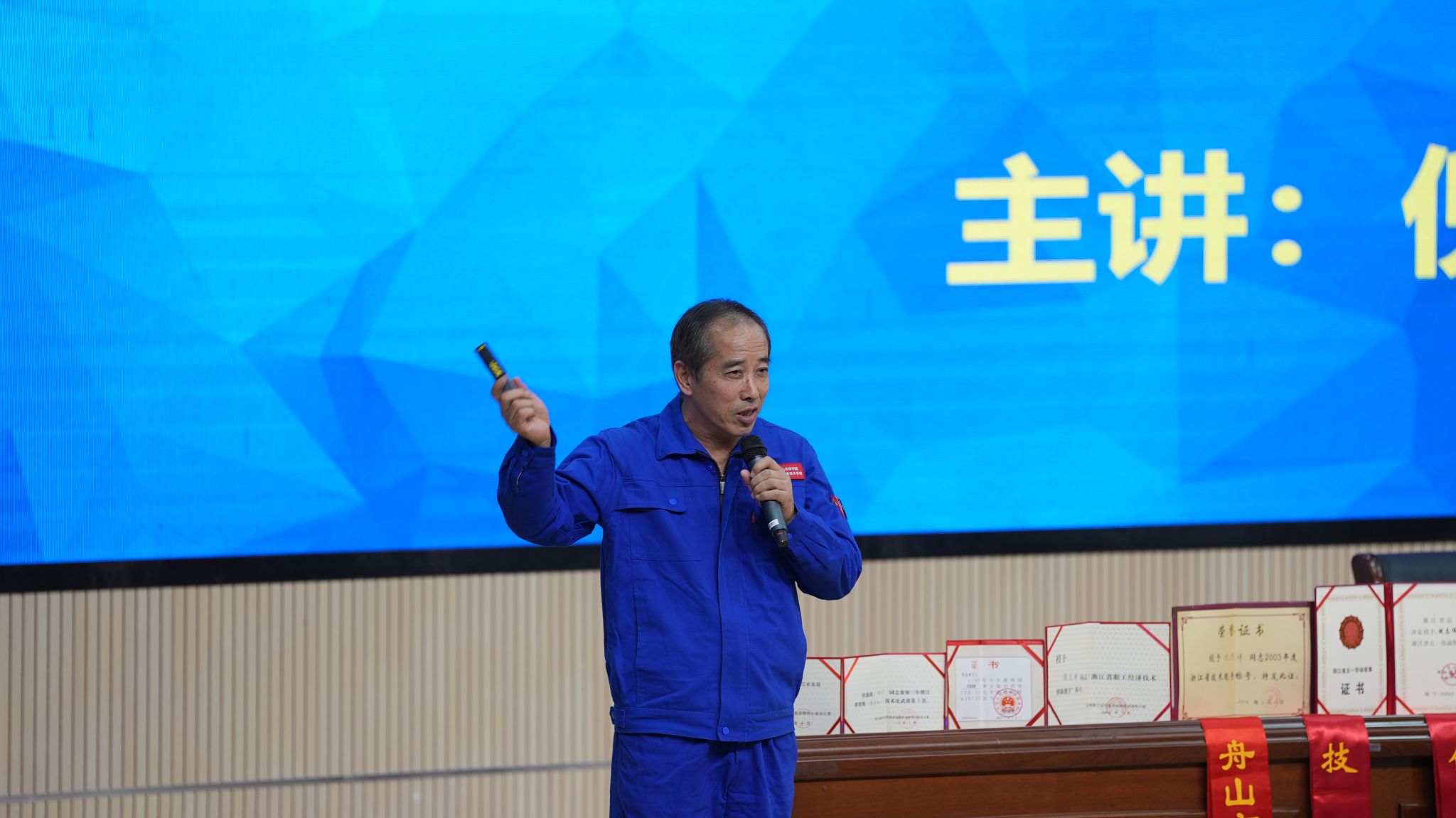 30581